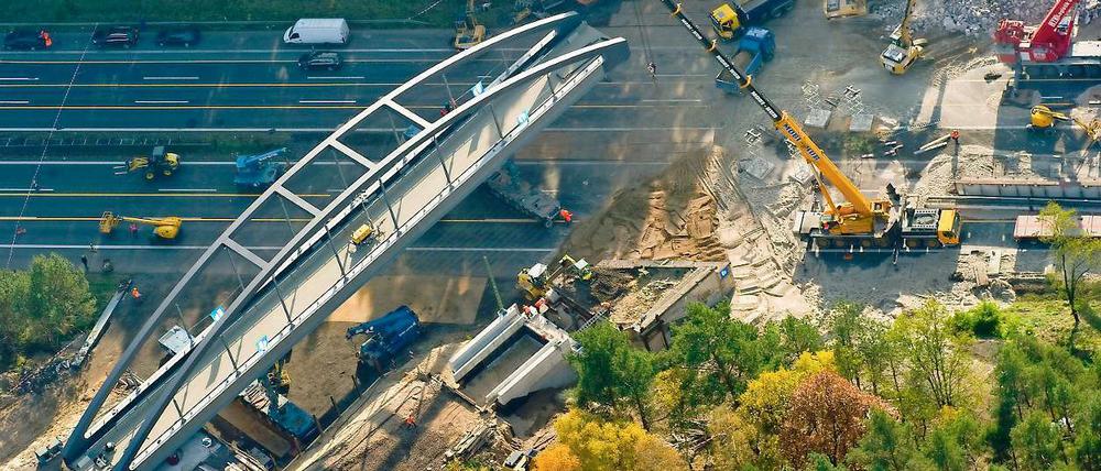 Vollsperrung: Über die Autobahn A10 wird eine neue Eisenbahnbrücke geschoben.