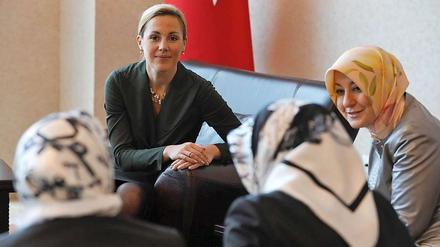 Frau Wulff und Frau Gül unterhalten sich mit Frauen aus der Region Kayseri.