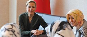 Frau Wulff und Frau Gül unterhalten sich mit Frauen aus der Region Kayseri.