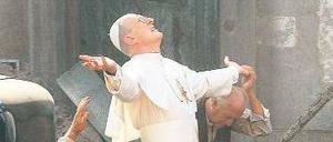 Im Zwiespalt. Nach einem alliierten Bombenangriff erflehen Überlebende den Segen von Pius XII. (James Cromwell). Foto: BR