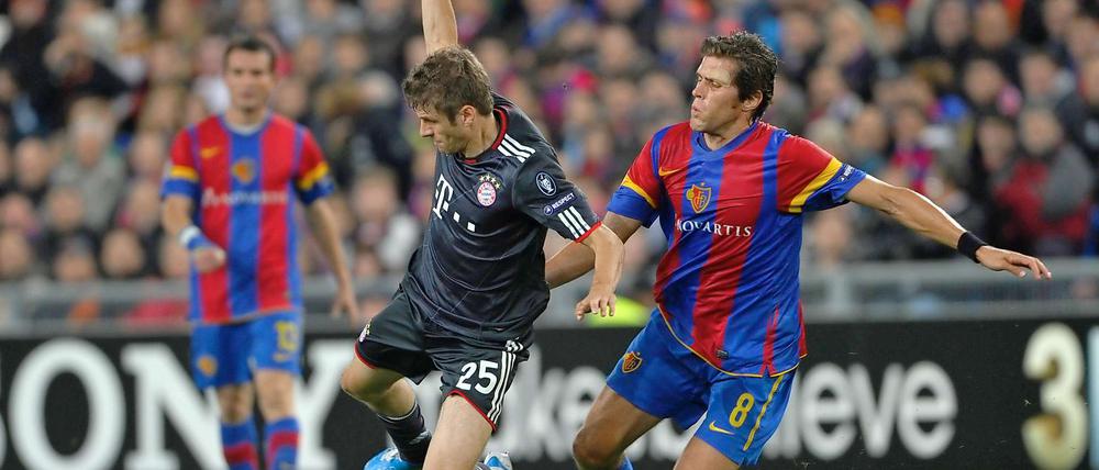 Bestimmt kein Schwalbenkönig... Aber warum muss man Bayerns Thomas Müller gleich dafür feiern, dass er gegen den Baseler Benjamin Huggel einen Elfmeter "herausgeholt" hat?