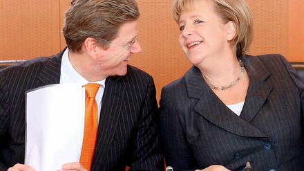 Integriert: Westerwelle und Merkel gehen gegen Scheinehen und Zwangsheirat vor. Durch ein neues Gesetz sollen Integrationskurse künftig besser besucht werden.