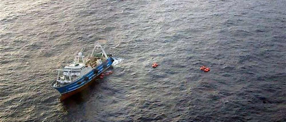 Rettungsboote schwimmen in der Nähe der "Athena".