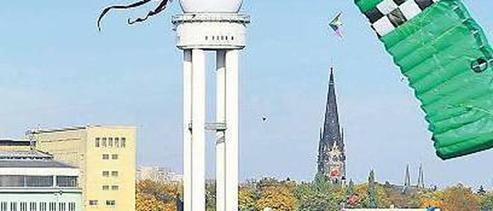 Drachen weisen den Weg. In Tempelhof zeigt sich Nachbarschaft entspannt. Foto: Paul Zinken