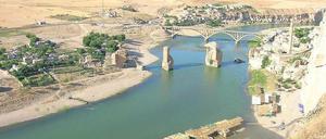 Vor dem Untergang. Durch den am Tigris geplanten Staudamm soll ein mehr als 300 Quadratkilometer großer See entstehen – auch die alte Stadt Hasankeyf wird dann überflutet. Foto: dpa/pa