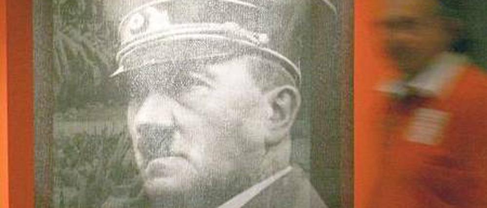Verführer. Erstmals beschäftigt sich in Deutschland eine Austellung mit dem Mythos Adolf Hitler. Die Exponate erlauben einen Blick hinter die Fassade des Diktators. Foto: dpa