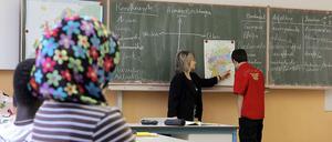 Schüler mit Migrationshintergrund nehmen in einer Leipziger Schule am Deutschunterricht teil.