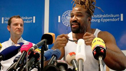 Der US-amerikanische Boxer Shannon Briggs (r.) und sein behandelnder Arzt Jan Philipp Petersen.