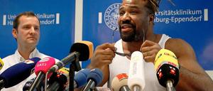 Der US-amerikanische Boxer Shannon Briggs (r.) und sein behandelnder Arzt Jan Philipp Petersen.