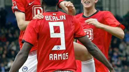Sprung an die Spitze: Hertha jubelt über den sechsten Sieg im achten Spiel.
