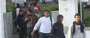Flüchtlinge kommen aus einer griechischen Polizeistation.