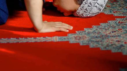 Ein Junge betet in einer Hamburger Moschee.