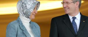 Bundespräsident Christian Wulff und die Frau des Präsidenten der Republik Türkei, Hayrünnisa Gül.