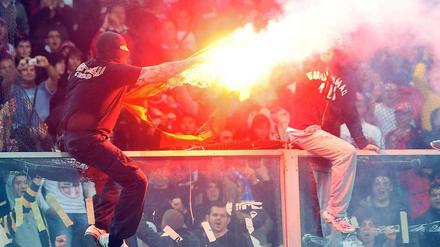 Sie haben das Feuer entfacht, den Zunder gab die Mafia. Laut der serbischen Zeitung "Politika" sollen zwei Drogenbosse die Randalierer von Genua finanziert haben.