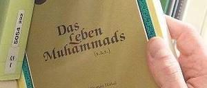 Grundkurs. Blick in die Regale der Bibliothek an der Uni Osnabrück. 