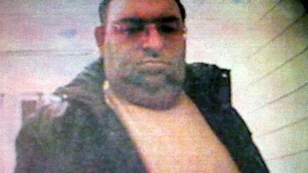 Fahndungsfoto. Die Polizei sucht den Sexualstraftäter Bernhard Schneeberger und warnt davor, mit dem als unberechenbar geltenden Mann Kontakt aufzunehmen. Der etwa 1,70 bis 1,75 Meter große Mann wird als stark übergewichtig beschrieben. Er spricht mit süddeutschem Akzent und trägt einen Dreitagebart.