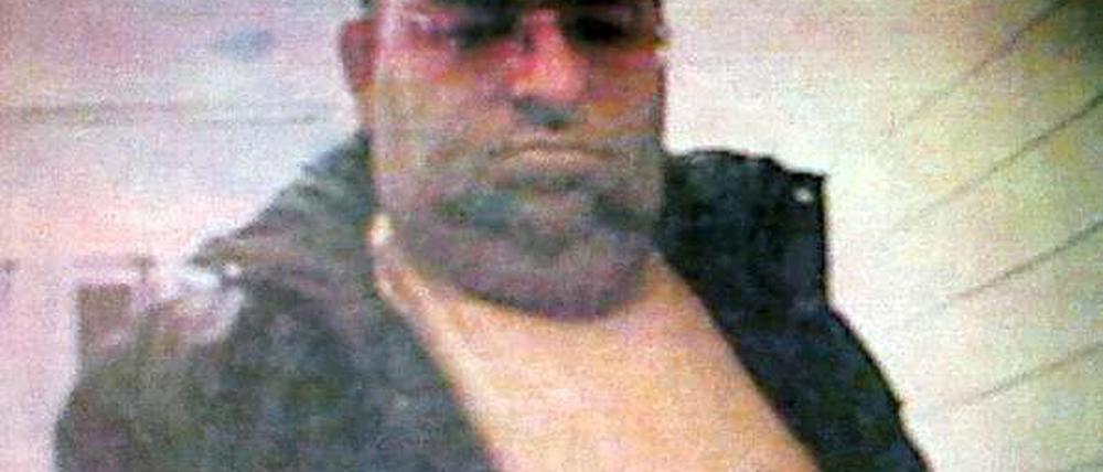 Fahndungsfoto. Die Polizei sucht den Sexualstraftäter Bernhard Schneeberger und warnt davor, mit dem als unberechenbar geltenden Mann Kontakt aufzunehmen. Der etwa 1,70 bis 1,75 Meter große Mann wird als stark übergewichtig beschrieben. Er spricht mit süddeutschem Akzent und trägt einen Dreitagebart.