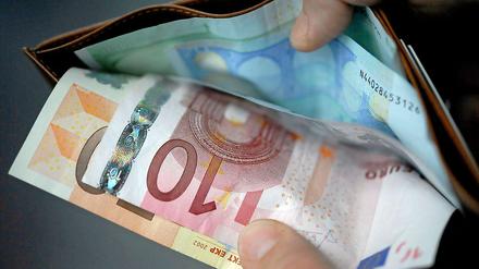 Mehr Geld in der Brieftasche? Eher im Gegenteil: Seit 1996 haben alle Bundesregierungen konsequent eine Politik der Lohnsenkung betrieben.