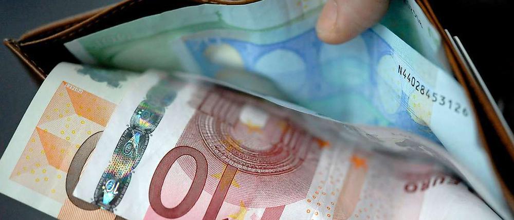 Mehr Geld in der Brieftasche? Eher im Gegenteil: Seit 1996 haben alle Bundesregierungen konsequent eine Politik der Lohnsenkung betrieben.
