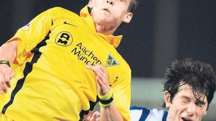 Die Netzhaut schonen. Aachens Marco Höger (links) und Berlins Lewan Kobiaschwili wollen bei diesem Spiel keine großen Augen machen. Foto: dpa