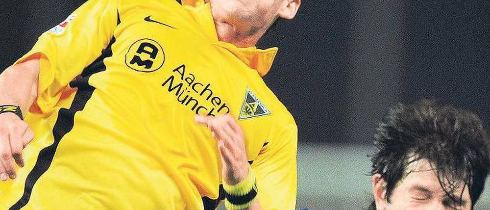 Die Netzhaut schonen. Aachens Marco Höger (links) und Berlins Lewan Kobiaschwili wollen bei diesem Spiel keine großen Augen machen. Foto: dpa