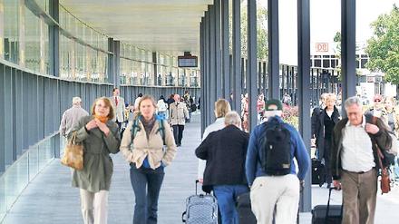 Der Bahnhof am Schönefelder Flughafen liegt schon im Tarifbereich C. 