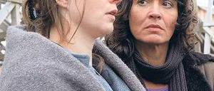 Trauer. Odenthal (Ulrike Folkerts, r.) und die Mutter des Opfers (Annika Kuhl). Foto: SWR