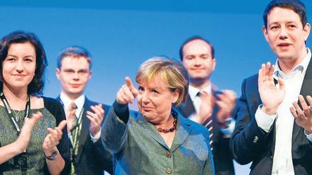 Gelungener Auftritt. Angela Merkel nach ihrer Rede mit dem JU-Vorsitzenden Philipp Mißfelder und der CSU-Familienexpertin Dorothee Bär. Foto: Thomas Peter/Reuters