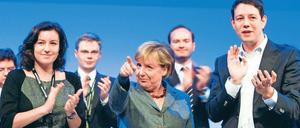 Gelungener Auftritt. Angela Merkel nach ihrer Rede mit dem JU-Vorsitzenden Philipp Mißfelder und der CSU-Familienexpertin Dorothee Bär. Foto: Thomas Peter/Reuters