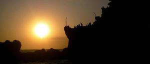 Der Tempel Tanah Lot bei Sonnenuntergang.
