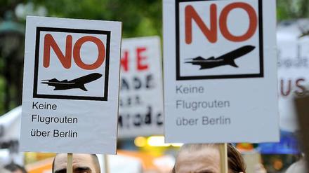 Klare Ansage: Bürgerinitiativen wehren sich gegen die Flugzeuge über ihren Köpfen.