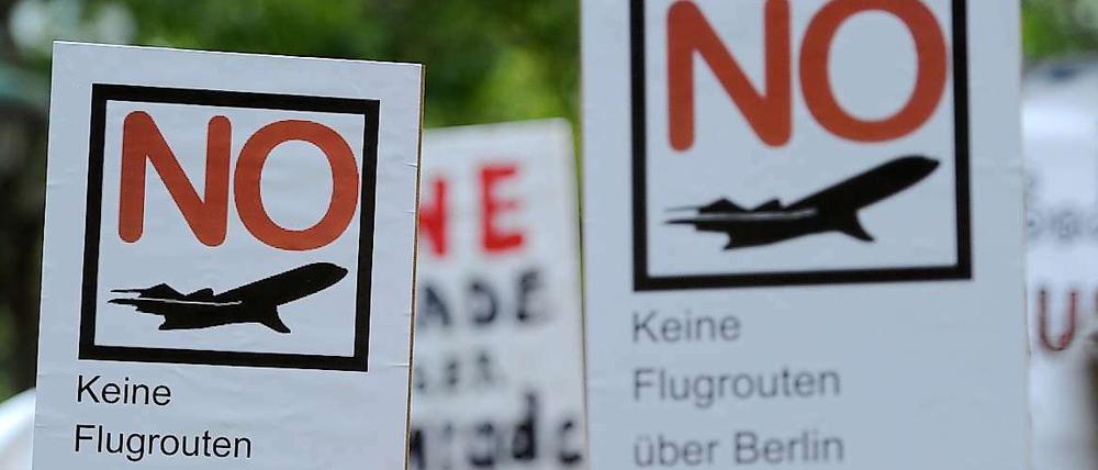 Klare Ansage: Bürgerinitiativen wehren sich gegen die Flugzeuge über ihren Köpfen.