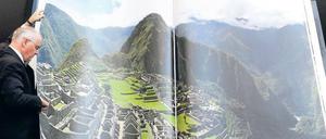 Der Wälzer. Auf der größten Buchschau der Welt in Frankfurt hat der australische Verlag Millennium House das – nach eigenen Angaben – größte Buch der Welt präsentiert. Man sieht hier die Inka-Stadt Machu Picchu in den Anden von Peru, dem Land des neuen Literaturnobelpreisträgers Mario Vargas Llosa. Foto: