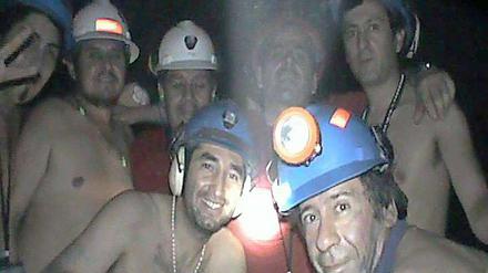 Der Rettungsbohrer hat die eingeschlossenen Minenarbeiter erreicht.