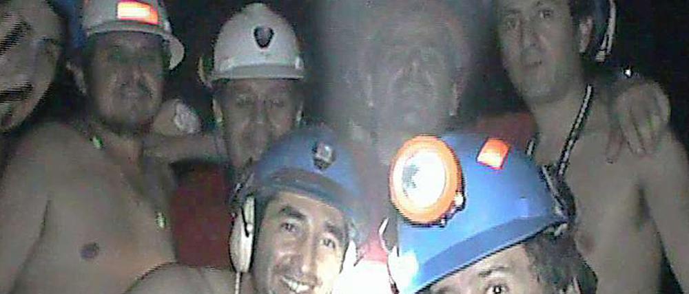 Der Rettungsbohrer hat die eingeschlossenen Minenarbeiter erreicht.