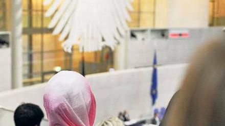 Seltenheit. Muslime sieht man im Bundestag nicht oft. Meistens wird über sie geredet – anstatt mit ihnen. 