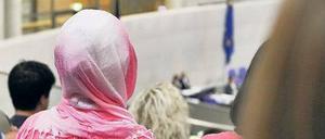 Seltenheit. Muslime sieht man im Bundestag nicht oft. Meistens wird über sie geredet – anstatt mit ihnen. 
