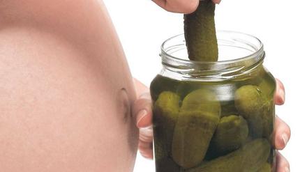 Der Gurkenmythos: 40 Prozent der Schwangeren gelüstet es nach „etwas Süßem“, 17 Prozent mögen’s scharf gewürzt; Gurken sind unbedeutend.Foto: mauritius images