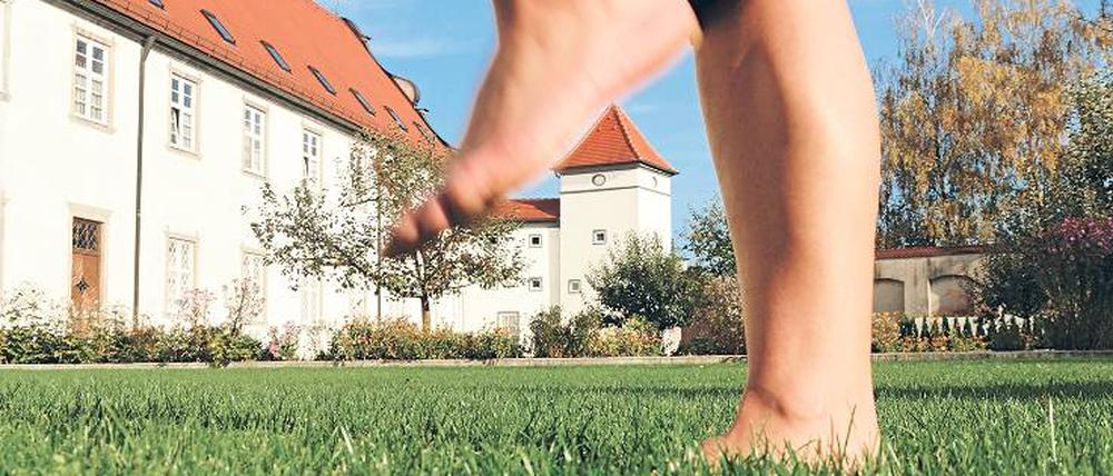 Tautreten nach Pfarrer Kneipp im Garten des Hotels Kuroase im Kloster von Bad Wörishofen. Foto: Gerald Haenel/laif