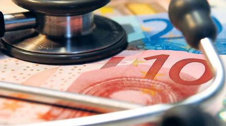 Aus Vorkasse werden Zusatzkosten. Kritiker halten das vom Gesundheitsminister ersonnene Modell für eine „Lizenz zum Gelddrucken für Ärzte“. 