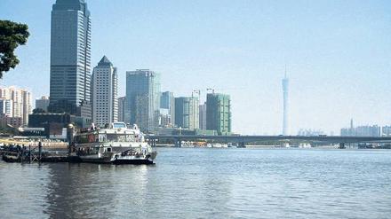 Grüner Turm. Wenn der Pearl River Tower, links im Bild, fertig ist, kann er sich komplett selbst mit Energie versorgen. Foto: dpa