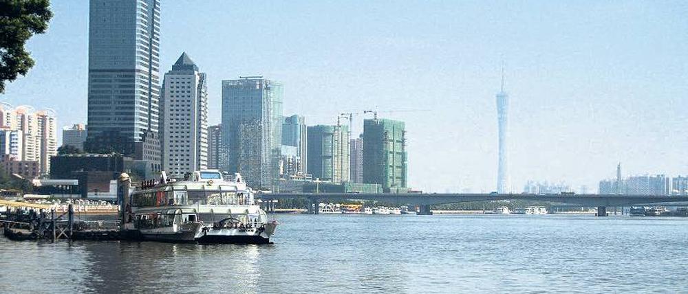 Grüner Turm. Wenn der Pearl River Tower, links im Bild, fertig ist, kann er sich komplett selbst mit Energie versorgen. Foto: dpa