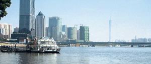 Grüner Turm. Wenn der Pearl River Tower, links im Bild, fertig ist, kann er sich komplett selbst mit Energie versorgen. Foto: dpa