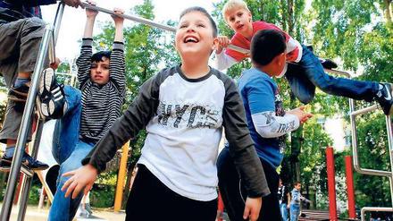 Gute Momente. Eine Kindergruppe des Kinderschutzbundes Wedding tobt auf dem Spielplatz in der Liebenwalder Straße. 