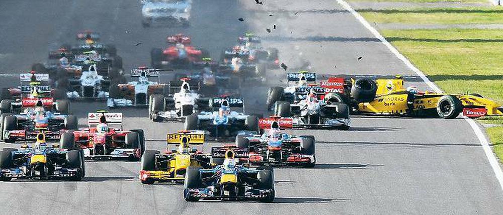 Bloß nicht nach hinten schauen. Während Sebastian Vettel auf und davon zieht, fliegt Witali Petrow im Renault nach einer Berührung mit Nico Hülkenberg in die Mauer. 