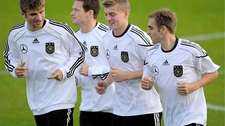 Zentrale Position. Toni Kroos, (2. von rechts, mit Lahm, Schaefer und Müller) könnte den verletzten Schweinsteiger im Mittelfeld ersetzen.