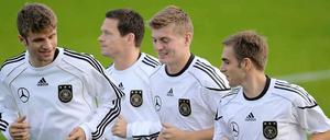 Zentrale Position. Toni Kroos, (2. von rechts, mit Lahm, Schaefer und Müller) könnte den verletzten Schweinsteiger im Mittelfeld ersetzen.