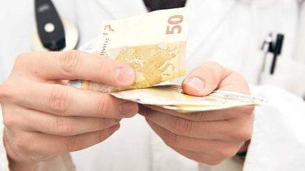 Erregte Gemüter. Die ungleiche Verteilung der Honorare verärgert die Mediziner.Foto: Tobias Hase/dpa