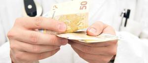 Erregte Gemüter. Die ungleiche Verteilung der Honorare verärgert die Mediziner.Foto: Tobias Hase/dpa