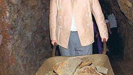 Rainer Brüderle, hier vor zwölf Jahren in den Edelsteinminen des Steinkaulenbergs in Rheinland-Pfalz, überlegt derzeit, was es zu verteilen gibt.
